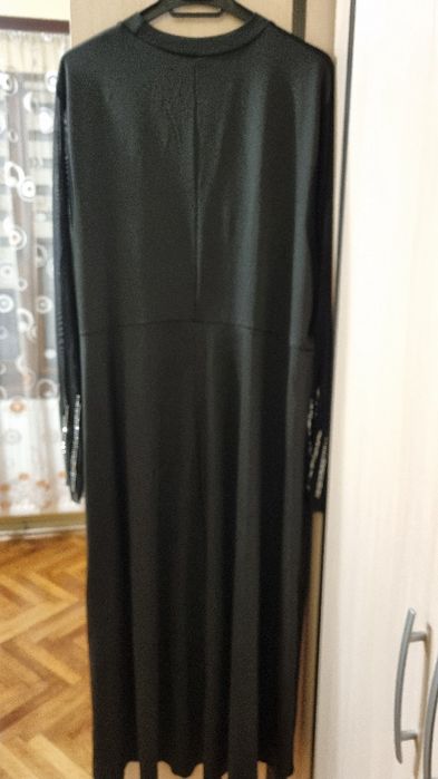 Рокля с мрежест детайл на деколтето и ръкавите, гарниран с камъчета.