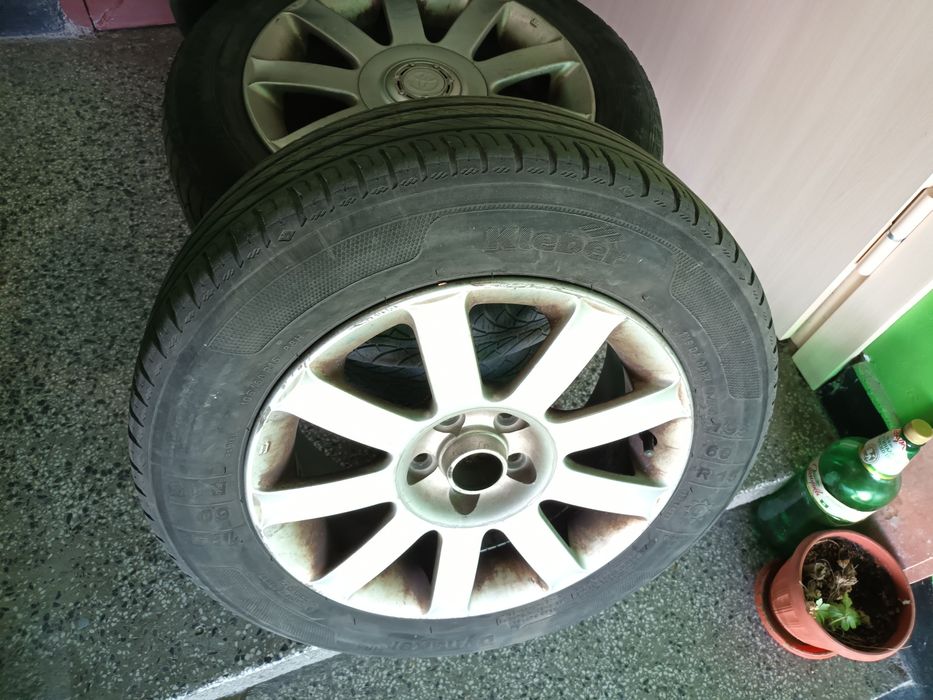 Продавам 4 бр. алуминиеви джанти с 2 бр гуми от Toyota Avensis 2001 го
