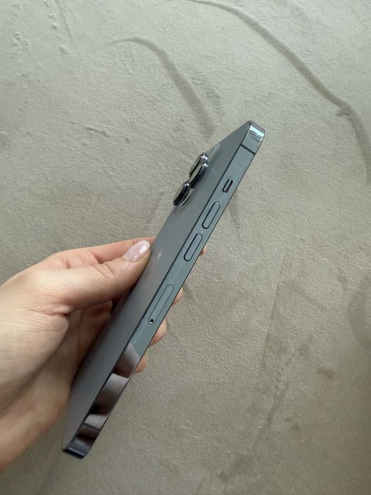 iPhone 13 Pro Sierra Blue cu 17 huse incluse. 128 GB memorie.