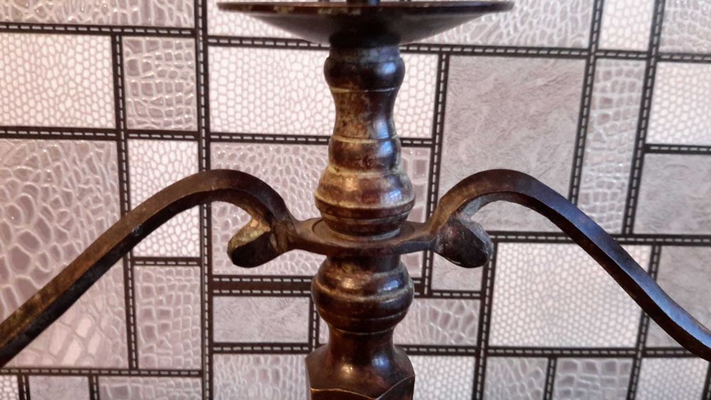 Метален свещеник