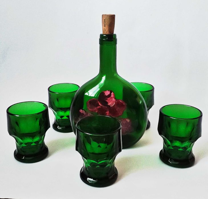 Италиански сервиз от изуруденозелено стъкло