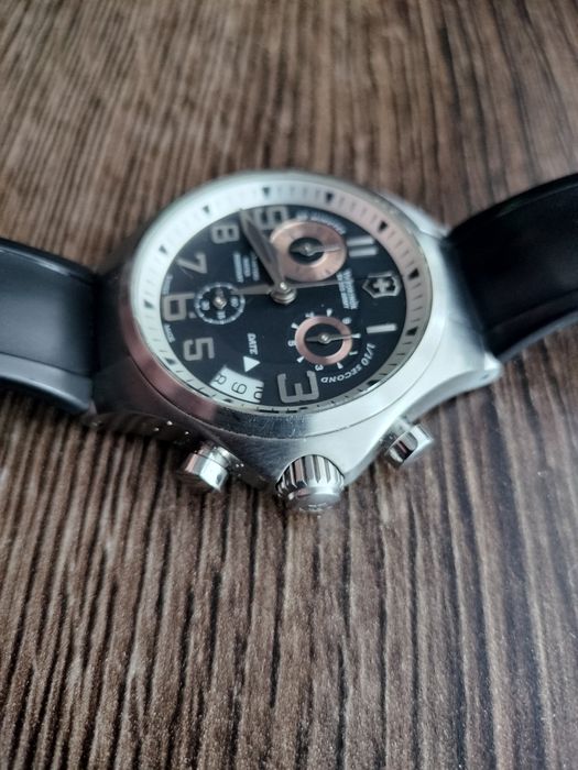 Продавам часовник Victorinox