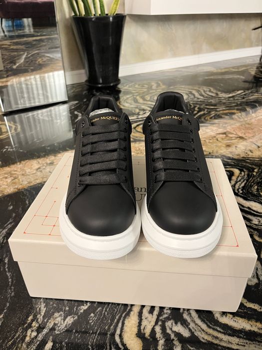 Mcqueen negri  talpa alba
