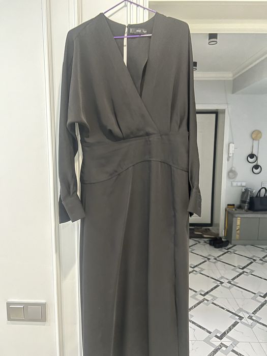 Продается платье черное Манго