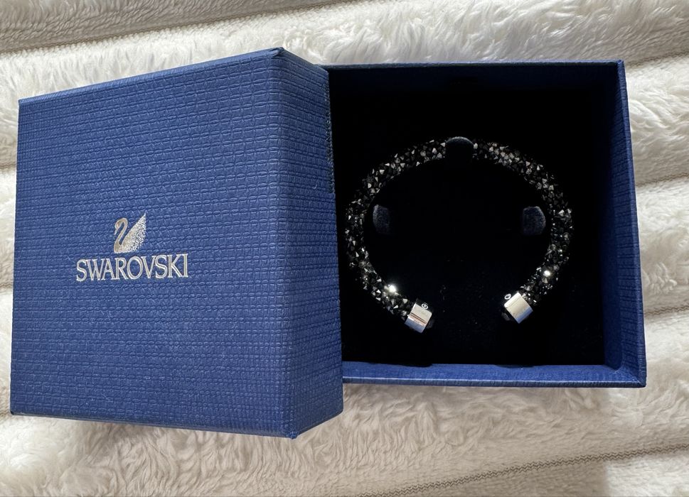 Гривна SWAROVSKI, обеци INVOKE, часовник GUESS