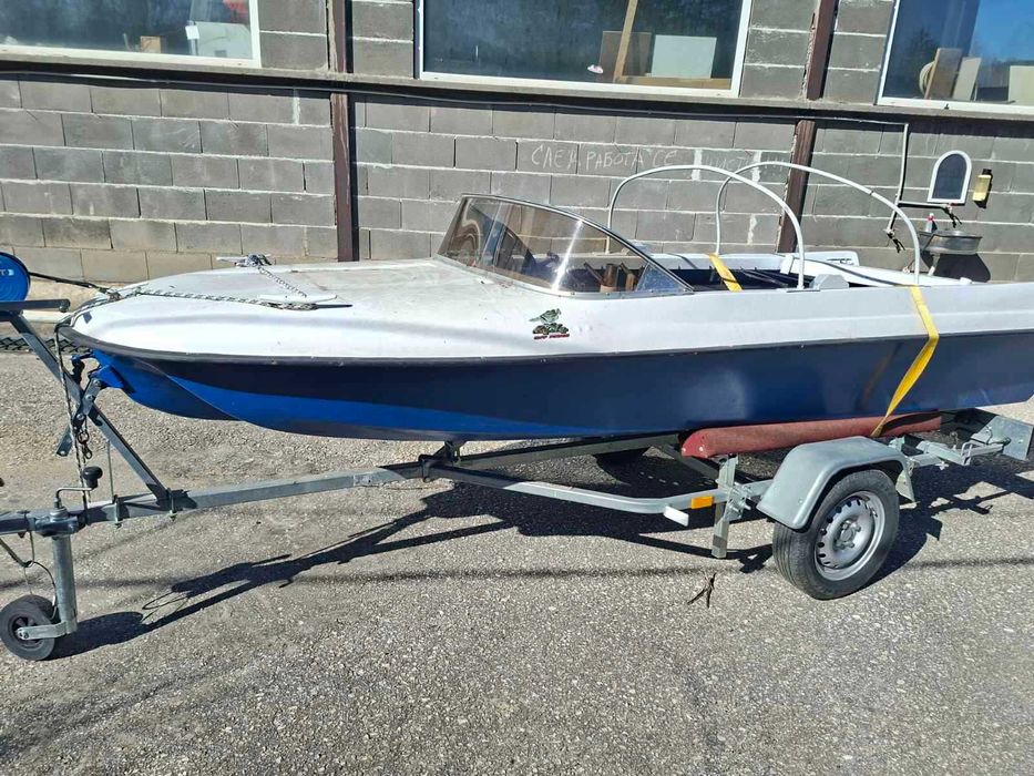 Лодка тримаран с колесар с регистрация