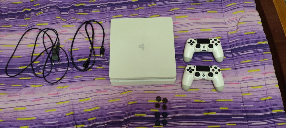Vând consola play station 4