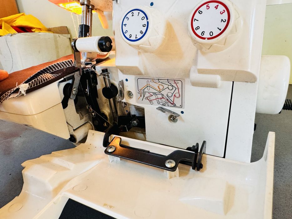 Masina de surfilat 4 fire Berninna Bernette 134 D cu piese metalice