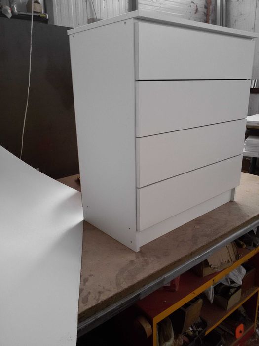 Скрин с 4 чекмеджета бял -сглобени