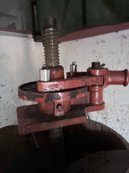 presa de struguei veche in stare de functiune de capacitatea de 800 litri