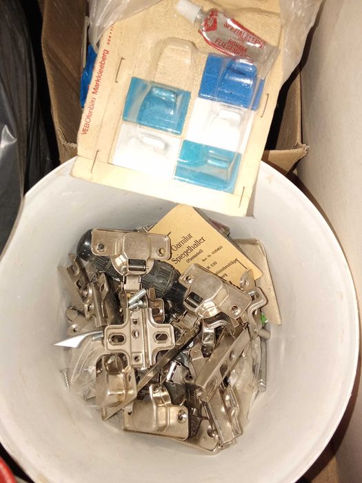 Закачалки за гардероб и за стена