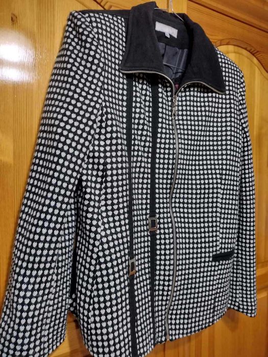 Сако на "RIVA Fashion" с Кожени Декорации в "Пипит черно и бяло"!НОВО!