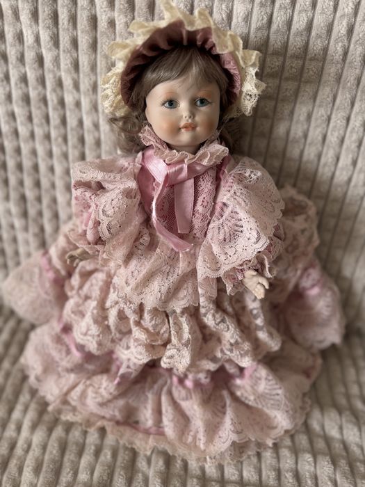 Papusă din porțelan