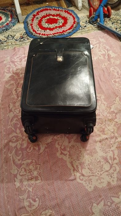 Чемодан на колесиках