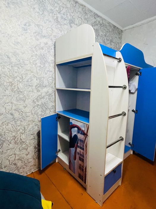 Шкаф, стол, кровать