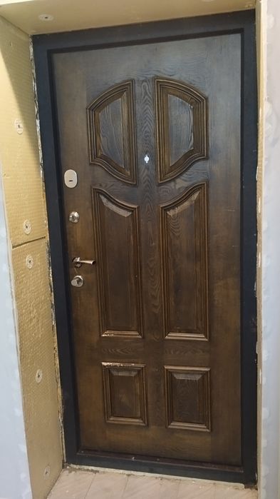 Продам входную металлическую дверь