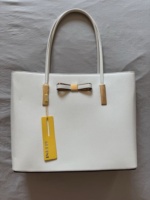 Елегантна бяла голяма чанта с етикет