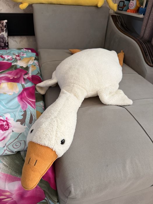 Продам мягкую игрушку гуся 130 см.