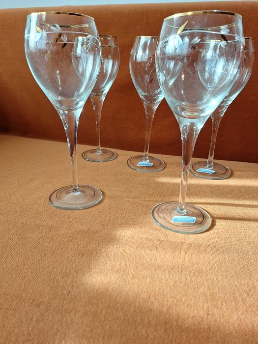 Lot format din 5 pahare de vin aurii