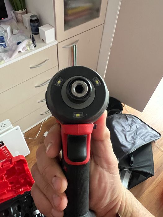 Milwaukee M18 Безчетков  Винтоверт, Дрелка