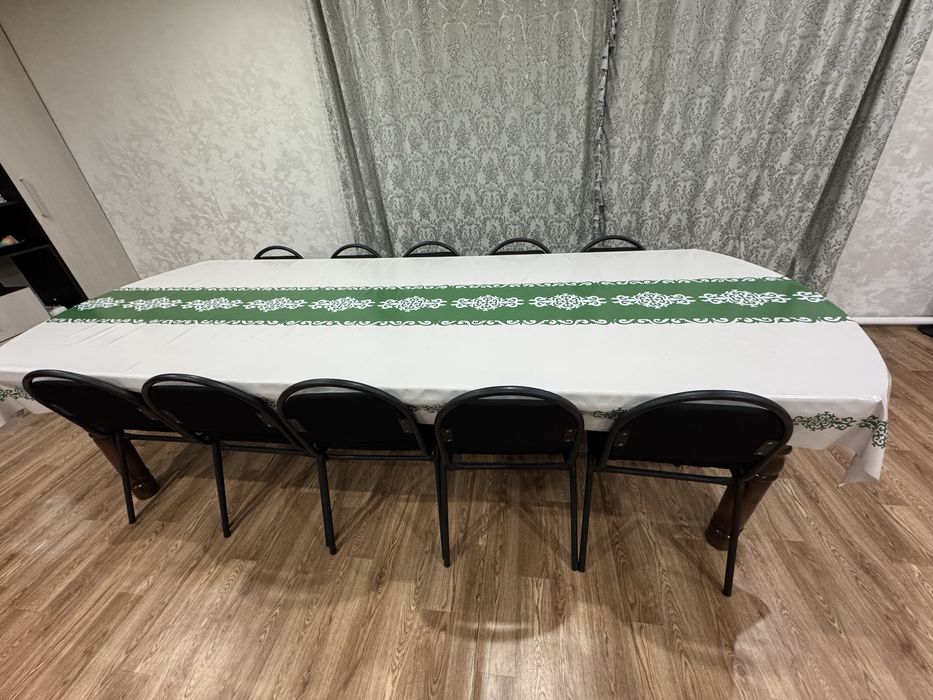 Стол деревянный гостиный