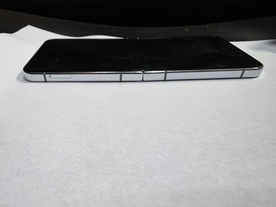 Samsung Galaxy Flip5  5G  Mint 256GB 8GB-RAM Liber de retea Stare EXCELENTA