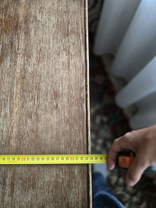 Măsuță veche din lemn masiv, rustică – ideală pentru restaurare sau decor