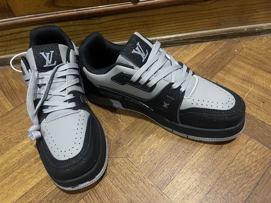 Новые очень красивые кроссовки размер 42 43 надо мерить