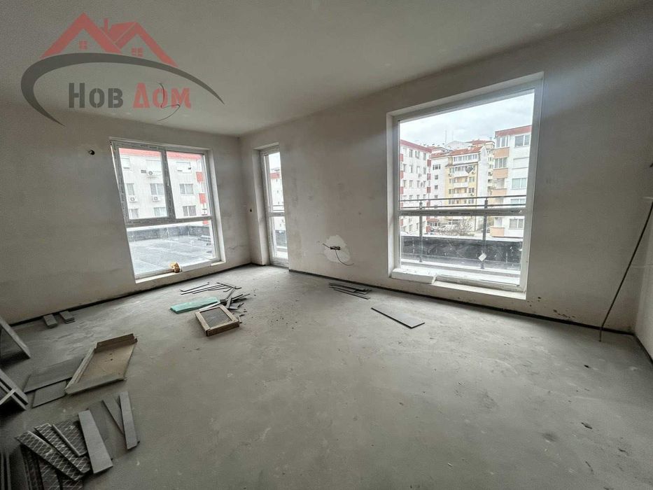 Тристаен до магазин Практикер