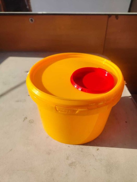 Шприцы и емкость для отходов