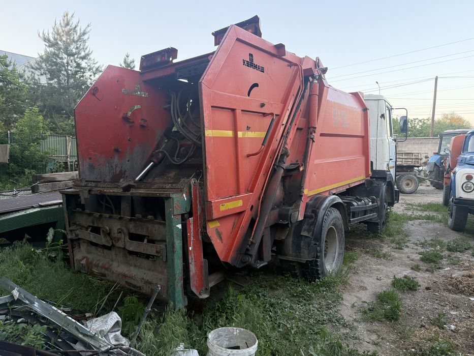 Мусоровоз рабочий