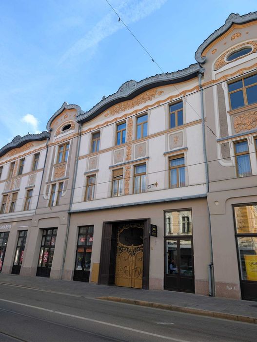 Vand apartament central cu 3 camere pe Str Independentei