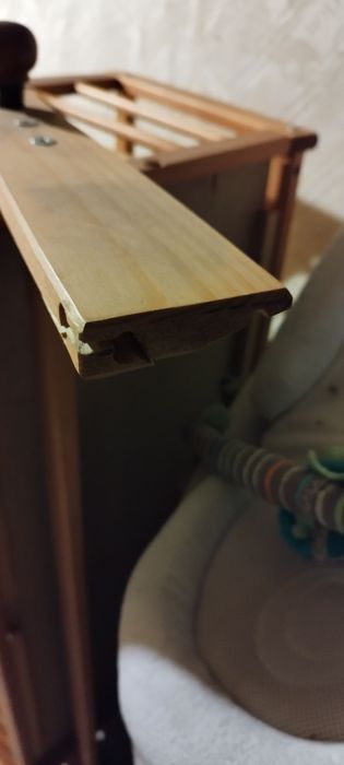 Детско дървено легло с матрак. Леглото е с опция да се люлее.