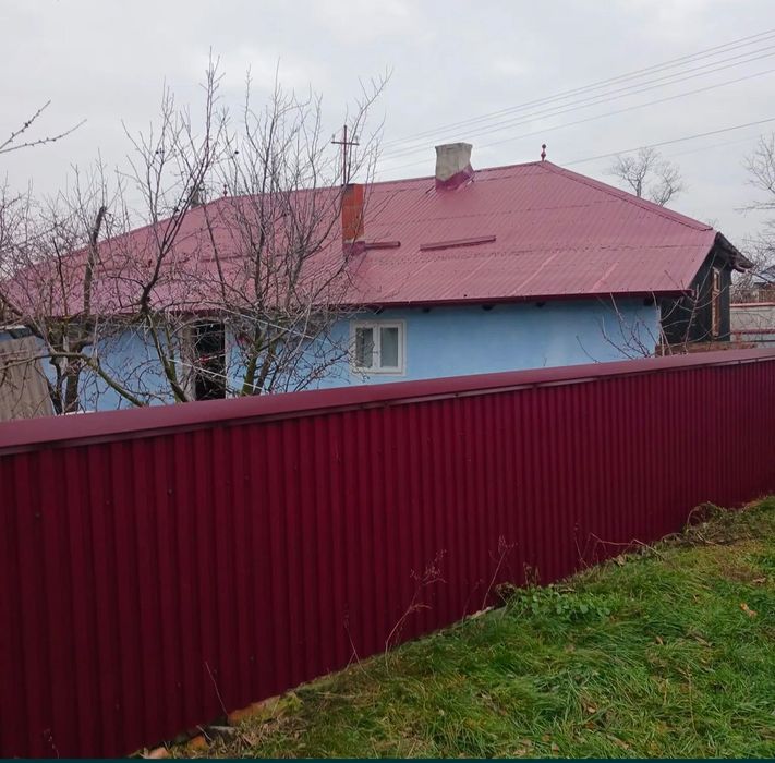 Vând casă cu teren 1000mp