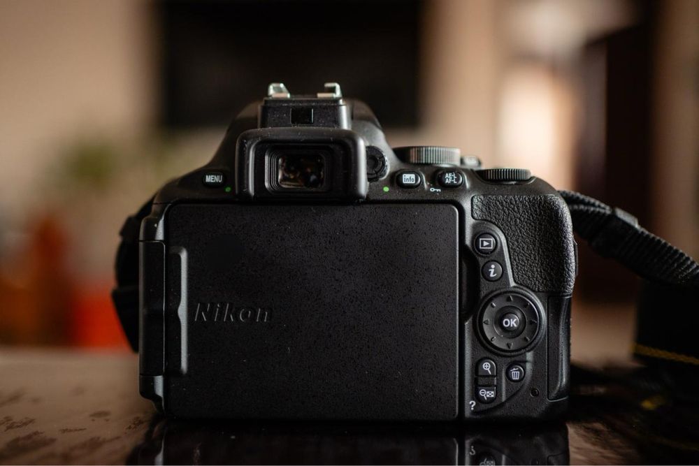 Vând Nikon D5600 + 3 obiective + accesorii