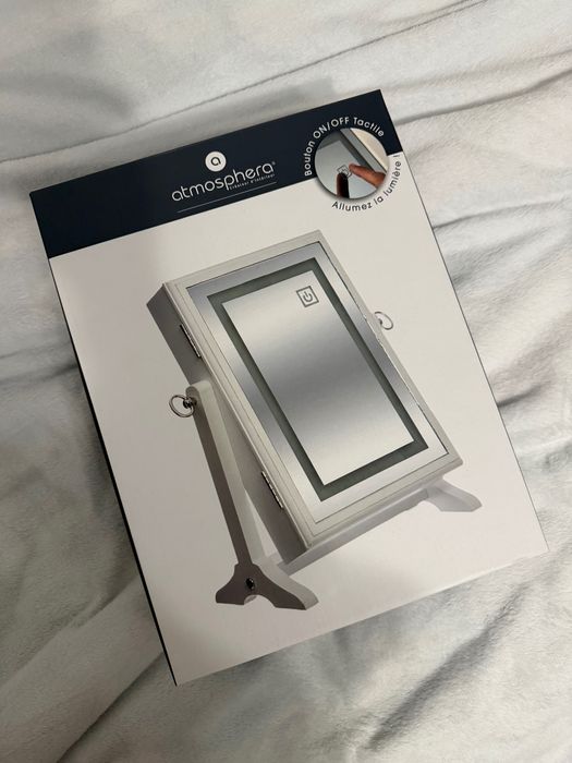 Тоалетка за бижута с огледало