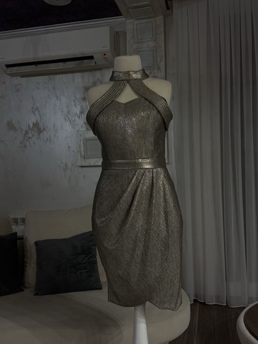 Елегантна вечерна рокля в металически златист нюанс