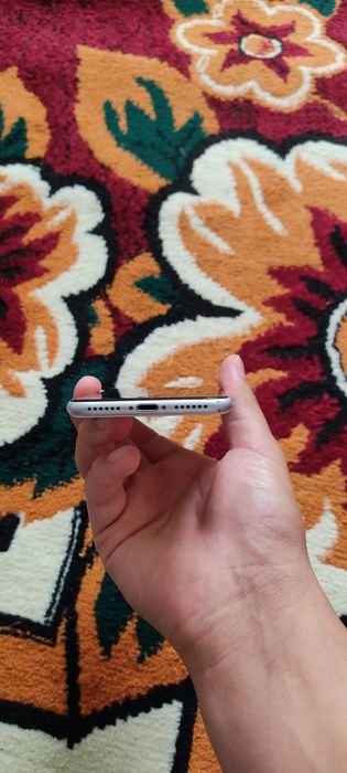 Iphone SE sotiladi srochnaga