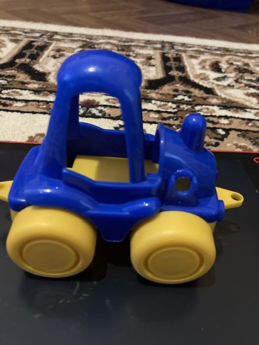 Игрушка синий трактор