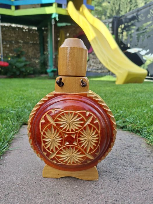 Plosca tradițională din lemn.