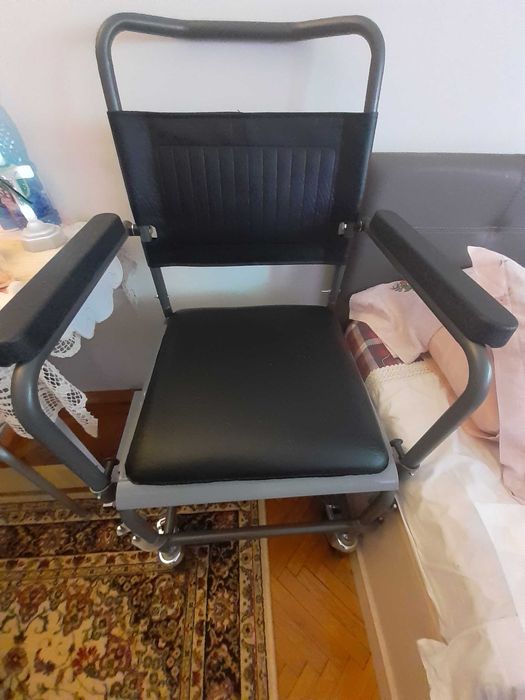 Scaun cu rotile si vas toaleta dizabilități