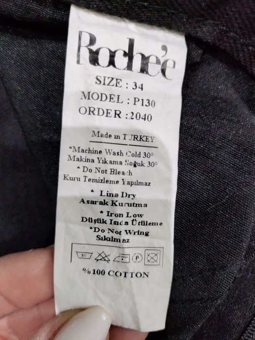 Продам джинсы с черными стразами