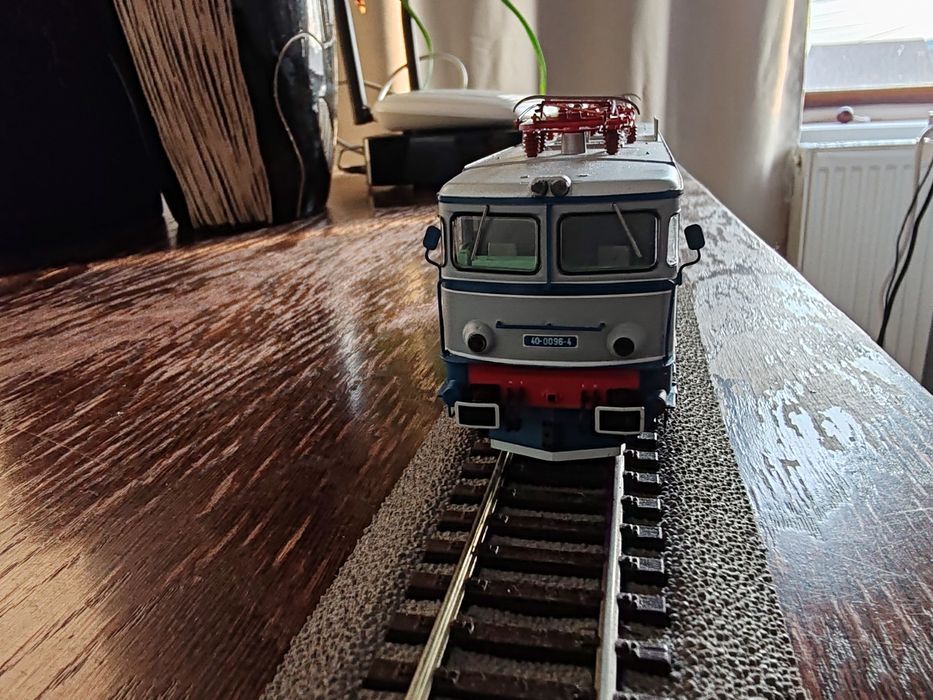 Locomotiva CFR EA 060 clasica cu pantografe simetrice.