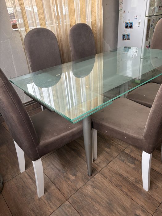 Masa de sticla pentru 12 persoane. Masa are 6 scaune in stare buna ,