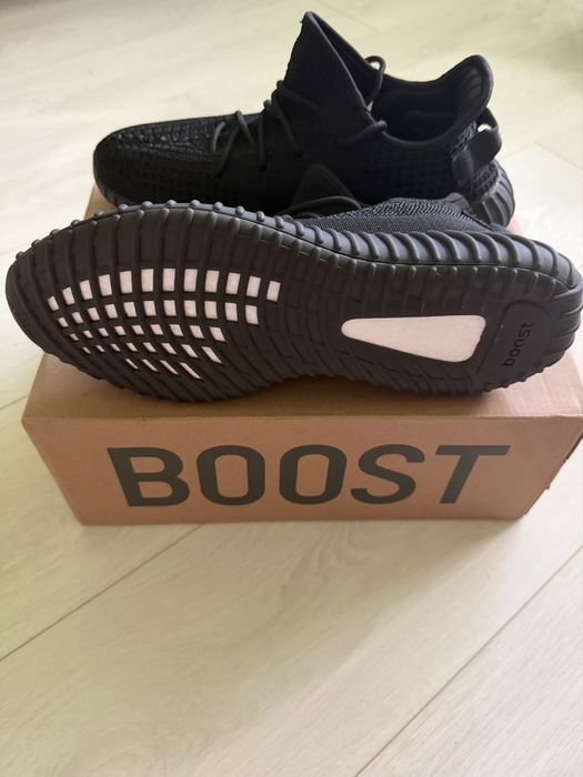 Yezzy 350 Onyx 42 2/3