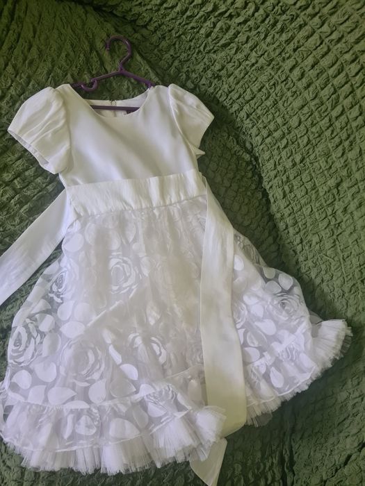 Продам платья на девочку 5-7 лет