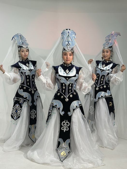 Прокат казахских платьев для 6 девушек.