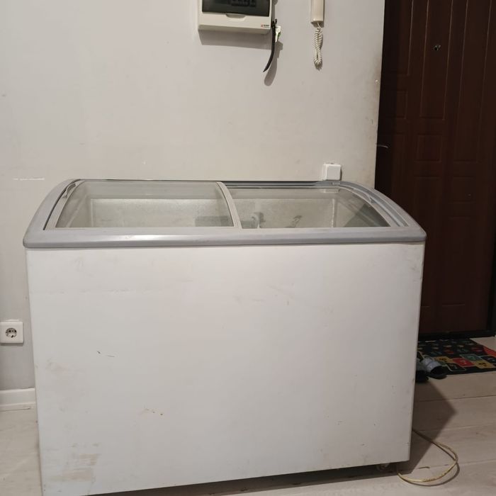 Продам срочно витриный морозильник