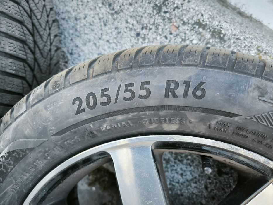 Зимни гуми 205/55/16 с джанти.