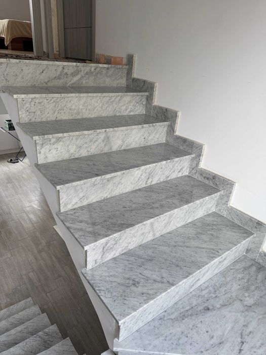 Marmura carrara pentru scari interioare